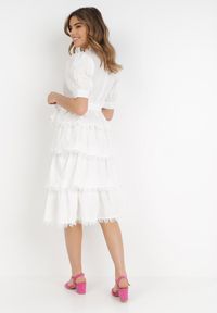 Born2be - Biała Sukienka Thellis. Kolor: biały. Materiał: koronka, tkanina, materiał. Długość rękawa: krótki rękaw. Wzór: gładki. Styl: elegancki. Długość: midi