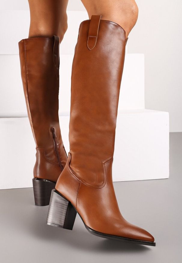 Born2be - Brązowe Kozaki na Obcasie z Metaliczną Aplikacją Rielva. Okazja: na co dzień, do pracy, na spotkanie biznesowe. Kolor: brązowy. Materiał: jeans. Wzór: aplikacja. Obcas: na obcasie. Styl: biznesowy, casual, elegancki. Wysokość obcasa: średni