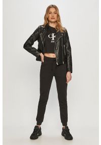 Calvin Klein Jeans - Spodnie. Kolor: czarny. Materiał: bawełna, dzianina. Wzór: nadruk #3