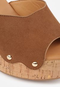 Born2be - Jasnobrązowe Boho Sandały VICES na Platformie i Słupku z Nitami i Imitacją Korka Alanesa. Okazja: na co dzień. Zapięcie: pasek. Kolor: brązowy. Materiał: len. Wzór: aplikacja. Sezon: lato. Obcas: na platformie. Styl: boho #5