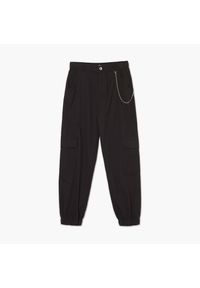 Cropp - Czarne spodnie jogger z kieszeniami cargo - Czarny. Kolor: czarny. Materiał: bawełna, tkanina #1