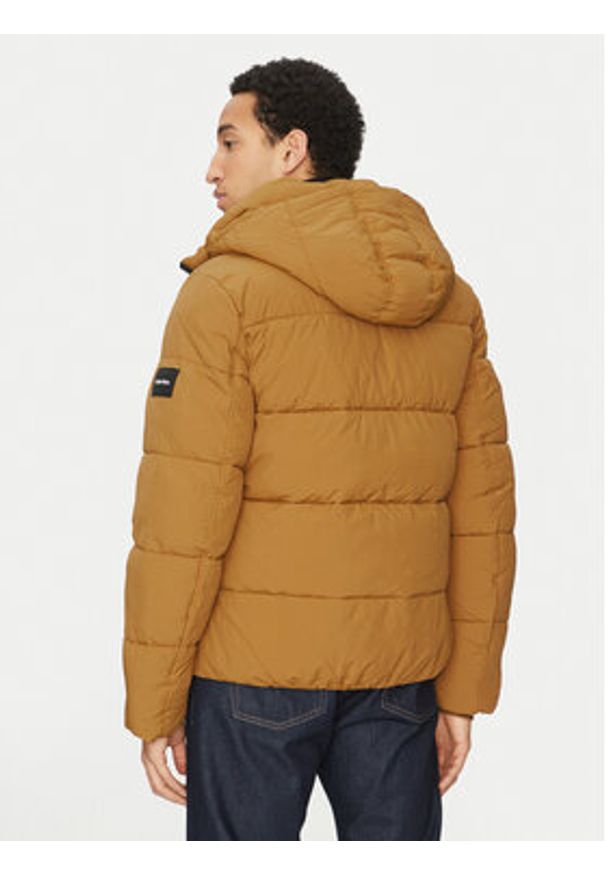 Calvin Klein Kurtka zimowa Crinkle K10K110336 Brązowy Regular Fit. Kolor: brązowy. Materiał: syntetyk. Sezon: zima