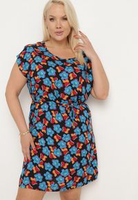Born2be - Czarno-Niebieska Pudełkowa Sukienka z Wiskozy Wiązana Sznurkiem w Talii Tiamadine. Okazja: na co dzień, na randkę, na spotkanie biznesowe. Kolor: czarny. Materiał: wiskoza. Długość rękawa: krótki rękaw. Wzór: kwiaty. Styl: biznesowy, klasyczny, casual #4