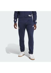 Adidas - Spodnie Real Madrid US Pack. Kolor: biały, niebieski, wielokolorowy. Materiał: dresówka. Sport: piłka nożna