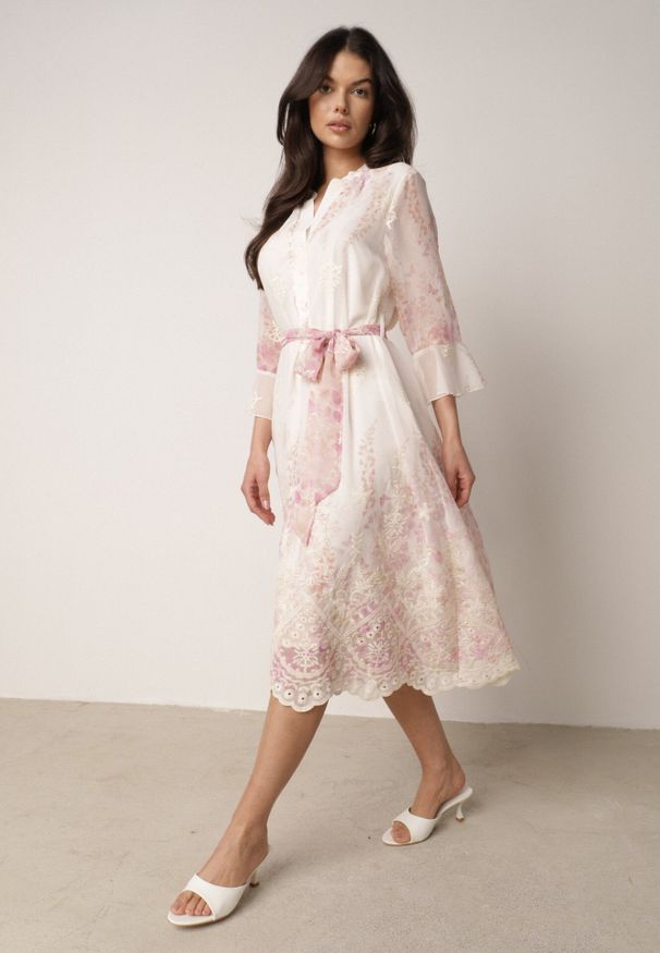 Born2be - Różowa Sukienka o Prostym Kroju z Falbankami i Haftem Wiązana w Talii Nadina. Okazja: na co dzień, na wesele, na ślub cywilny. Typ kołnierza: kołnierz z falbankami. Kolor: różowy. Materiał: jeans. Wzór: haft. Typ sukienki: proste. Styl: elegancki, klasyczny, casual