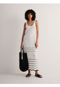 Reserved - Dzianinowa sukienka maxi - biały. Kolor: biały. Materiał: dzianina. Długość: maxi