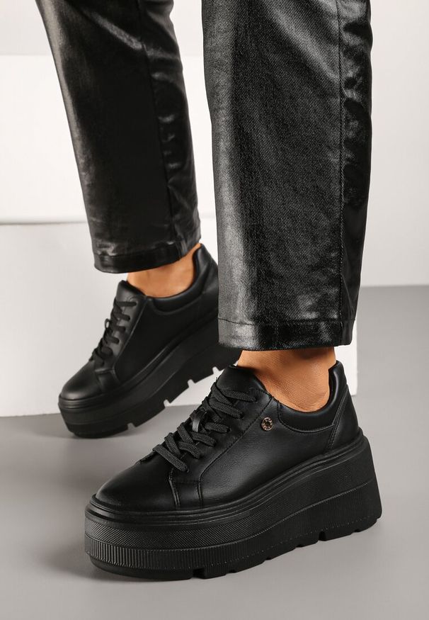 Renee - Czarne Sneakersy Vices na Grubej Podeszwie Tuliri. Kolor: czarny. Materiał: jeans. Obcas: na platformie