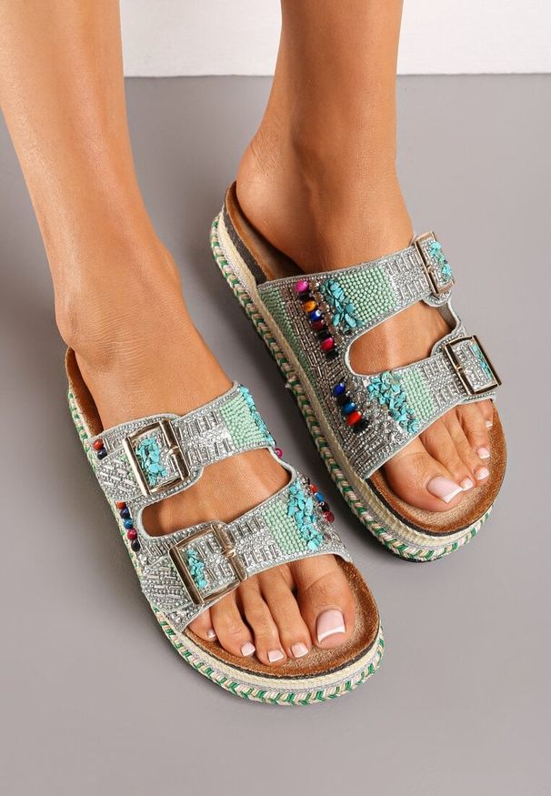 Renee - Zielone Klapki w Stylu Boho na Plecionej Platformie Wykończone Sprzączką i Cyrkoniami Antella. Okazja: na co dzień. Kolor: zielony. Materiał: jeans. Wzór: aplikacja. Sezon: lato. Obcas: na platformie. Styl: boho