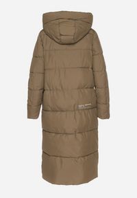 Born2be - Ciemnozielona Pikowana Kurtka o Pudełkowym Kroju z Kapturem Dwustronnym Suwakiem i Rozporkami Dainara. Okazja: na co dzień, na spacer. Typ kołnierza: kaptur. Kolor: zielony. Materiał: jeans. Sezon: zima. Styl: casual, elegancki #6