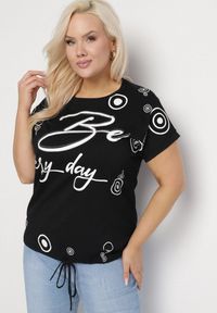 Born2be - Czarny Bawełniany T-shirt z Napisem Be Every Day i Ściągaczem na Dole Ableza. Okazja: na co dzień. Kolekcja: plus size. Kolor: czarny. Materiał: bawełna. Wzór: napisy. Styl: casual #6