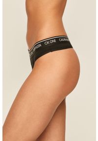 Calvin Klein Underwear - Stringi CK One. Kolor: czarny. Materiał: bawełna, dzianina, elastan, nylon, poliester. Wzór: nadruk #4