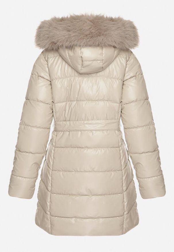 Born2be - Beżowa Pikowana Kurtka z Odpinanym Kapturem i Futerkiem Wiązana Paskiem Olenessa. Kolor: beżowy. Materiał: futro. Sezon: zima