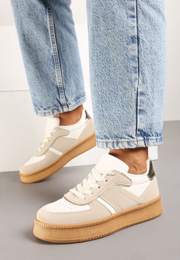 Born2be - Beżowo-Białe Płaskie Sneakersy z Perforacją i Ozdobnymi Przeszyciami Neaviria. Okazja: na co dzień. Zapięcie: sznurówki. Kolor: beżowy. Materiał: jeans. Sezon: jesień, wiosna