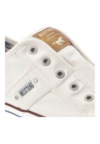 Trampki damskie Mustang, cholewka z materiału wsuwana konstrukcja z elastycznymi wstawkami klasyczna forma niska podeszwa zapewniająca komfort na co. Okazja: na co dzień. Kolor: biały. Materiał: materiał. Szerokość cholewki: normalna. Styl: klasyczny #5