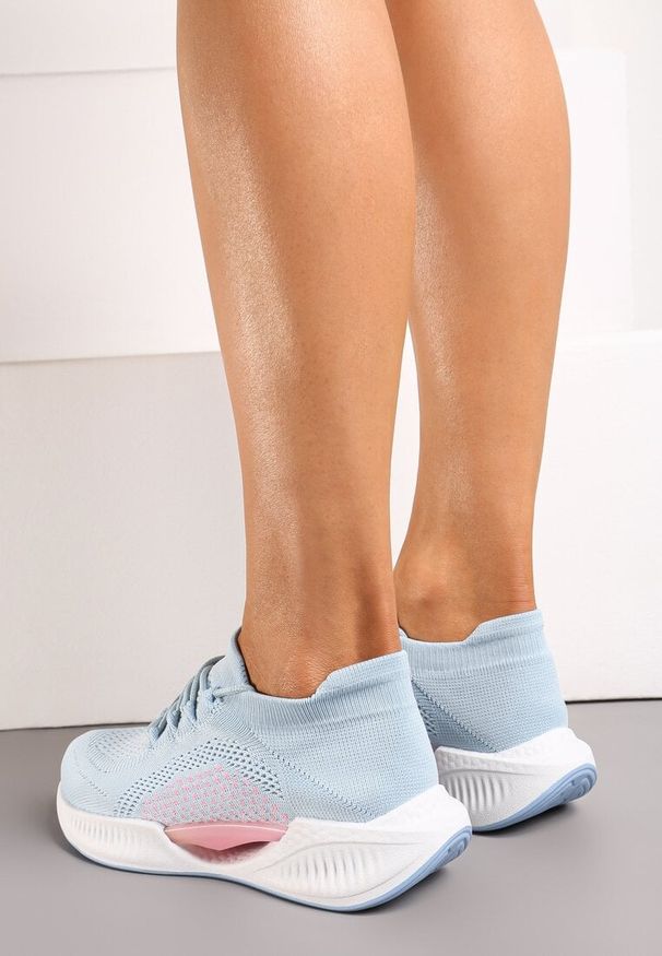 Born2be - Niebieskie Wsuwane Buty Sportowe z Siateczki z Ozdobną Wstawką na Podeszwie Winnstona. Nosek buta: okrągły. Zapięcie: bez zapięcia. Kolor: niebieski. Materiał: materiał. Obcas: na obcasie. Wysokość obcasa: niski