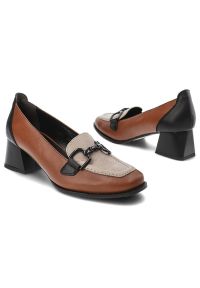 Brązowe Półbuty Armodo Skórzane Eleganckie Buty Na Obcasie. Okazja: do pracy, na spotkanie biznesowe. Zapięcie: klamry. Kolor: brązowy. Materiał: skóra. Obcas: na obcasie. Styl: elegancki. Wysokość obcasa: średni #3