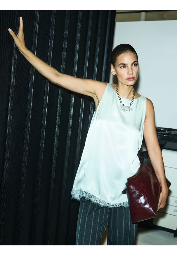 Reserved - Satynowy top z koronką - złamana biel. Materiał: satyna, koronka. Wzór: koronka