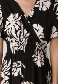 Born2be - Czarna Wiskozowa Sukienka o Rozkloszowanym Kroju z Kopertowym Dekoltem Morgassa. Okazja: na co dzień. Kolor: czarny. Materiał: wiskoza. Wzór: kwiaty. Sezon: lato. Typ sukienki: kopertowe. Styl: casual, klasyczny #8