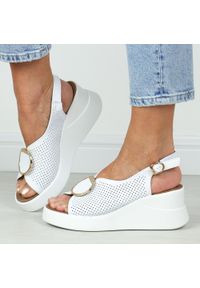 Białe skórzane sandały damskie na koturnie T.Sokolski L26-248. Zapięcie: bez zapięcia. Kolor: biały. Materiał: skóra. Sezon: lato. Obcas: na koturnie. Styl: klasyczny #1