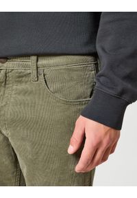 Wrangler - WRANGLER GREENSBORO MĘSKIE SPODNIE MATERIAŁOWE SZTRUKSOWE SZTRUKS DUSTY OLIVE 112356861 W15Q018011. Materiał: materiał, sztruks