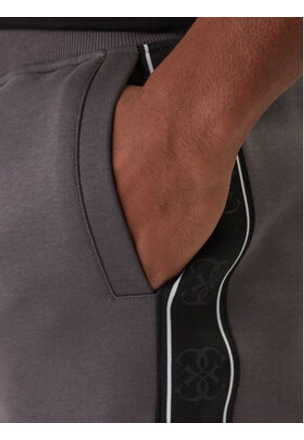 Guess Szorty materiałowe Z4RD04 KB3P2 Szary Regular Fit. Kolor: szary. Materiał: syntetyk