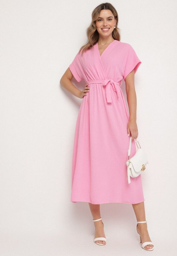 Born2be - Różowa Sukienka o Rozkloszowanym Kroju z Wiązanym Paskiem Sepelina. Okazja: na co dzień, na imprezę. Typ kołnierza: dekolt kopertowy, dekolt w kształcie V. Kolor: różowy. Sezon: wiosna, lato. Typ sukienki: kopertowe, rozkloszowane. Styl: casual, elegancki