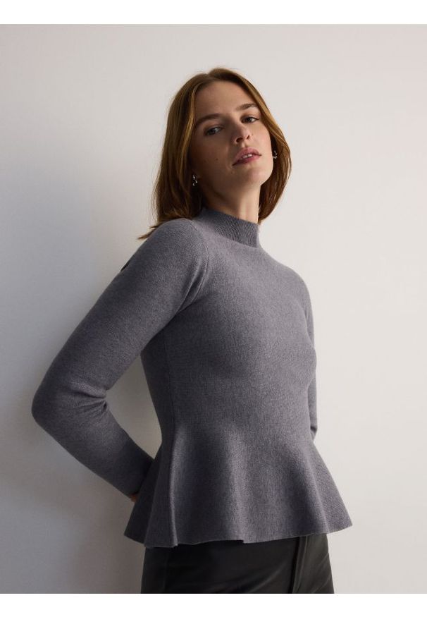Reserved - Sweter z baskinką - szary. Kolor: szary. Materiał: dzianina, wiskoza