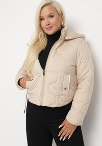 Born2be - Beżowa Kurtka Krótka z Pikowaniem i Odpinanym Kapturem Taraes. Okazja: na co dzień. Kolekcja: plus size. Kolor: beżowy. Materiał: jeans. Długość: krótkie. Styl: casual, elegancki #1