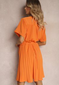 Renee - Pomarańczowa Sukienka z Gumką w Pasie i Kopertowym Dekoltem Azrah. Kolor: pomarańczowy. Typ sukienki: kopertowe. Długość: mini