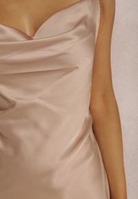 Renee - Beżowa Satynowa Sukienka Klepheithe. Kolor: beżowy. Materiał: satyna. Długość rękawa: na ramiączkach. Styl: wizytowy. Długość: midi #3