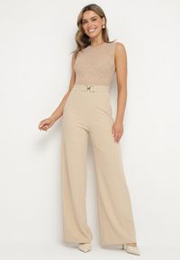 Born2be - Jasnobeżowy Kombinezon bez Rękawów z Metaliczną Ozdobą i Prostymi Nogawkami Karivalle. Okazja: na co dzień. Kolor: beżowy. Długość rękawa: bez rękawów. Wzór: aplikacja. Styl: casual, elegancki, klasyczny #1