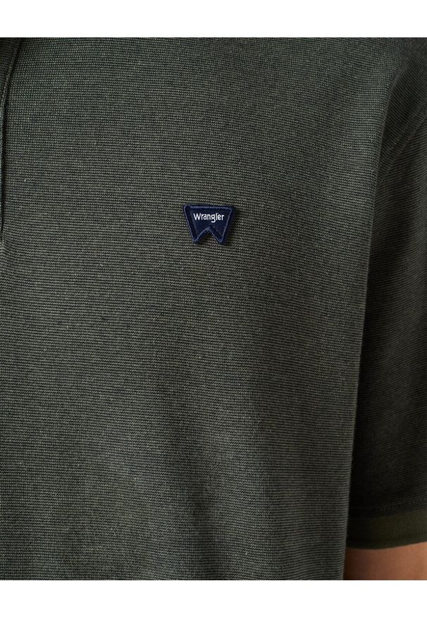Wrangler - MĘSKA KOSZULKA POLO POLÓWKA WRANGLER POLO SHIRT DUSTY OLIVE 112350410 W709013993. Typ kołnierza: polo