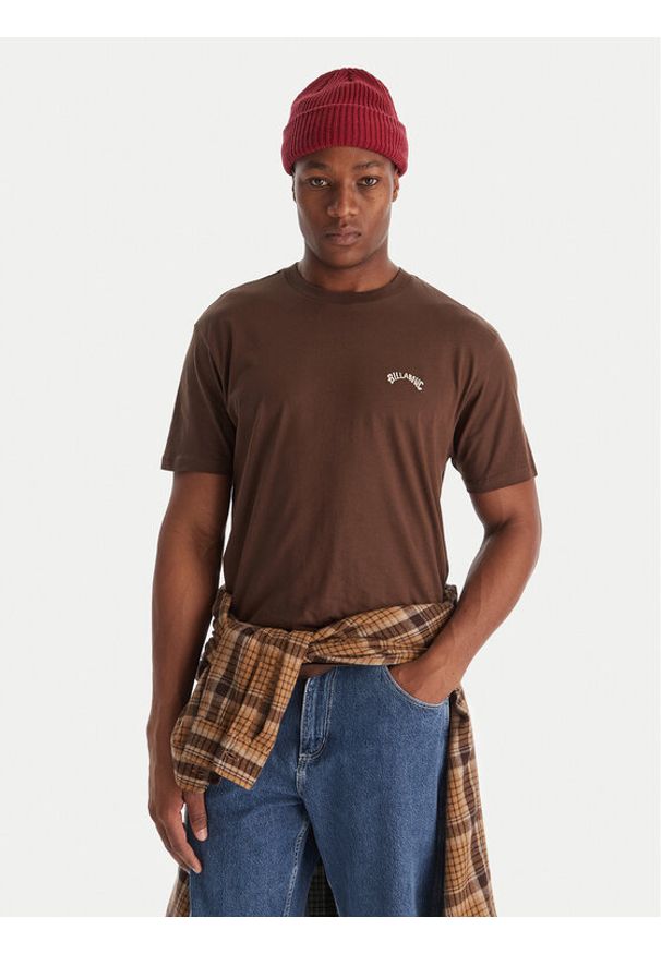 Billabong T-Shirt Arch Crew SS EBYKT00100 Brązowy Regular Fit. Kolor: brązowy. Materiał: bawełna