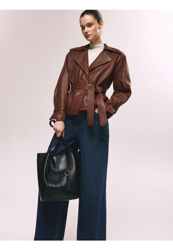 Reserved - Torebka shopper z zawieszką - czarny. Kolor: czarny. Materiał: skórzane