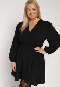 Born2be - Czarna Kopertowa Sukienka z Wiskozą z Wiązaniem w Pasie Vidila. Kolekcja: plus size. Kolor: czarny. Materiał: wiskoza. Sezon: wiosna, jesień. Typ sukienki: kopertowe