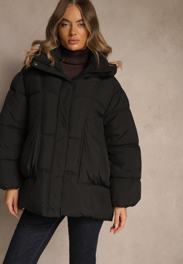 Renee - Czarna Puchowa Kurtka Oversize z Pikowanymi Przeszyciami i Kapturem Galeana. Okazja: na co dzień. Kolor: czarny. Materiał: puch. Sezon: zima. Styl: elegancki, casual