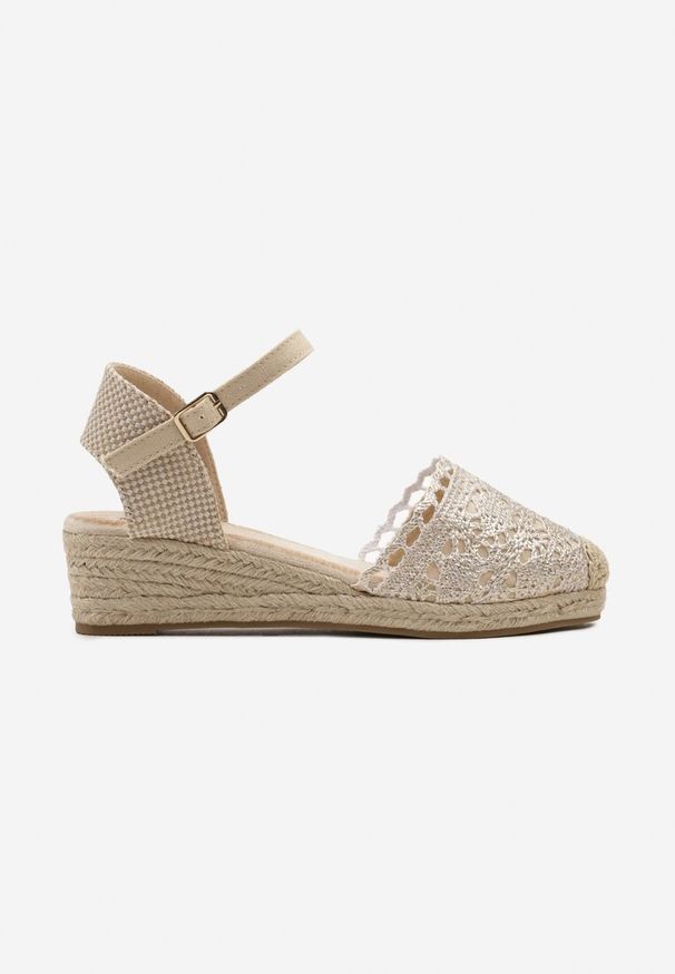 Born2be - Złote Sandały Espadryle na Niskim Plecionym Koturnie z Ażurowym Noskiem Zelphia. Okazja: na imprezę, na plażę, na spacer. Zapięcie: pasek. Kolor: złoty. Materiał: len. Wzór: ażurowy. Sezon: lato. Obcas: na koturnie. Styl: elegancki