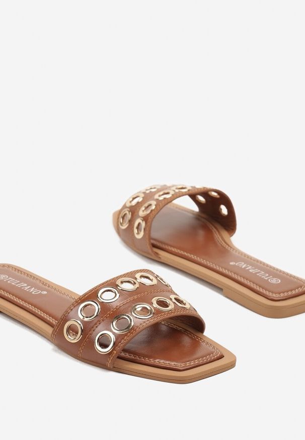 Renee - Brązowe Klapki z Metalicznymi Nitami Meralesa. Okazja: na co dzień. Kolor: brązowy. Wzór: aplikacja. Sezon: lato. Styl: rockowy, casual