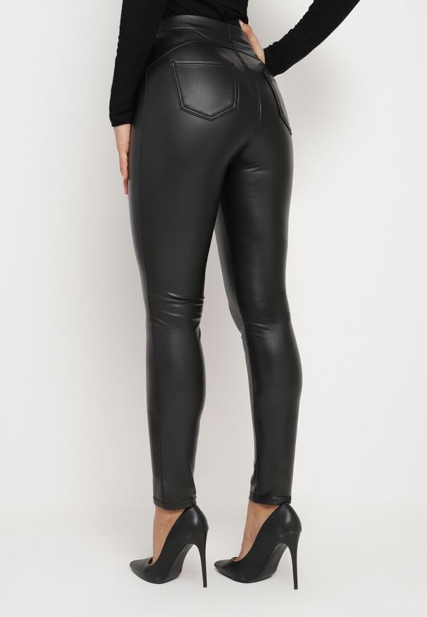 Born2be - Czarne Legginsy z Ekoskóry z Wysokim Stanem i Imitacją Kieszeni Merievia. Okazja: na co dzień. Stan: podwyższony. Kolor: czarny. Sezon: zima. Styl: klasyczny, casual, elegancki
