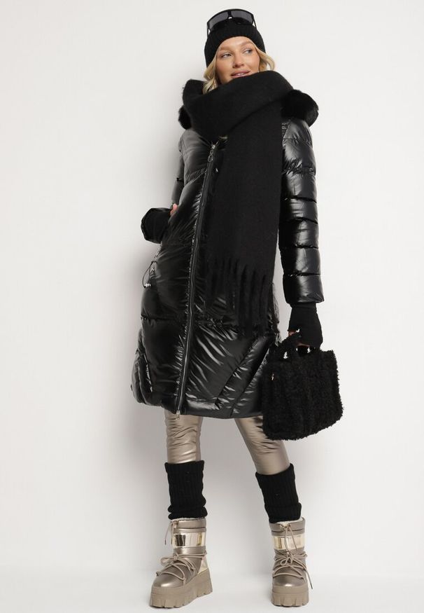 Born2be - Czarna Pikowana Kurtka z Kapturem i Futerkiem Sahria. Okazja: na co dzień. Typ kołnierza: kaptur. Kolor: czarny. Materiał: futro. Sezon: zima. Styl: elegancki, casual, klasyczny