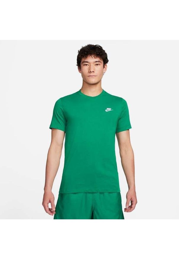 Koszulka sportowa męska Nike AR4997MNSWCLUBTEEZIELONY. Kolor: zielony. Materiał: bawełna. Długość rękawa: krótki rękaw. Długość: krótkie. Sport: fitness