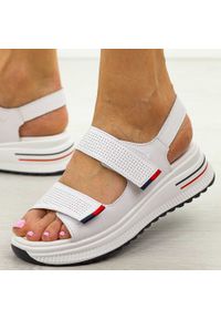 Białe ażurowe skórzane sandały damskie Cambell 07312. Okazja: na spacer, na co dzień, do pracy. Kolor: biały. Materiał: skóra. Wzór: ażurowy. Sezon: wiosna, lato. Styl: casual, elegancki, klasyczny #1