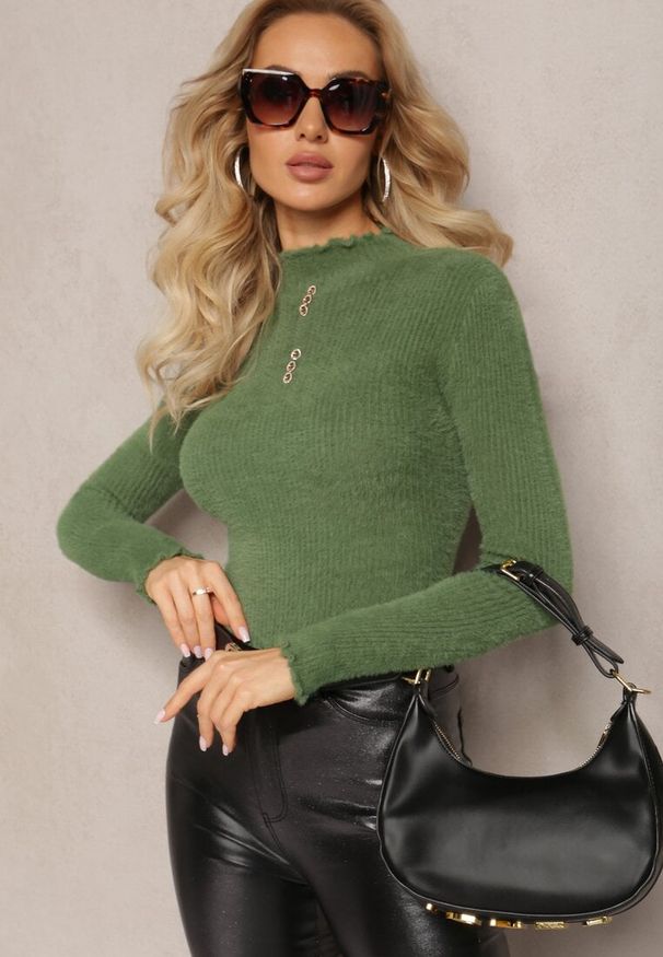 Renee - Zielony Futerkowy Sweter z Wełny z Półgolfem i Ozdobnymi Guzikami Zekluna. Kolor: zielony. Materiał: wełna. Wzór: aplikacja