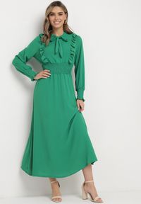 Born2be - Zielona Rozkloszowana Sukienka Maxi Wiązana przy Dekolcie Ozdobiona Falbankami Nuteki. Typ kołnierza: kołnierz z falbankami. Kolor: zielony. Wzór: aplikacja. Styl: elegancki. Długość: maxi #6