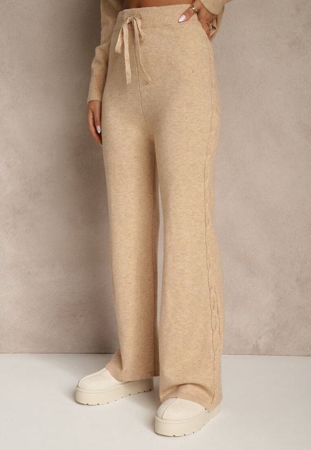 Renee - Beżowy Dzianinowy Komplet z Wełną w Warkoczowy Splot Spodnie i Sweter Reinette. Kolor: beżowy. Materiał: dzianina, wełna. Wzór: ze splotem