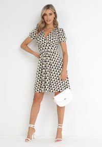 Born2be - Beżowa Kopertowa Sukienka Mini z Krótkim Rękawem i Głębokim Dekoltem Makepet. Okazja: na co dzień. Kolor: beżowy. Materiał: tkanina. Długość rękawa: krótki rękaw. Typ sukienki: kopertowe. Styl: casual. Długość: mini #3