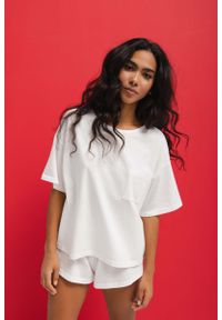 Marsala - PIŻAMA bluzka typu oversize z kieszonką w kolorze CLASSIC WHITE - PASEO-L. Kolor: biały. Materiał: bawełna. Długość rękawa: krótki rękaw. Długość: krótkie. Wzór: gładki. Styl: elegancki