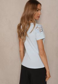 Renee - Jasnoniebieski T-shirt z Bawełny Ozdobiony Koronką i Łańcuszkiem Liravee. Okazja: na co dzień. Kolor: niebieski. Materiał: bawełna, koronka. Długość rękawa: krótki rękaw. Długość: krótkie. Wzór: koronka, aplikacja. Styl: casual #5