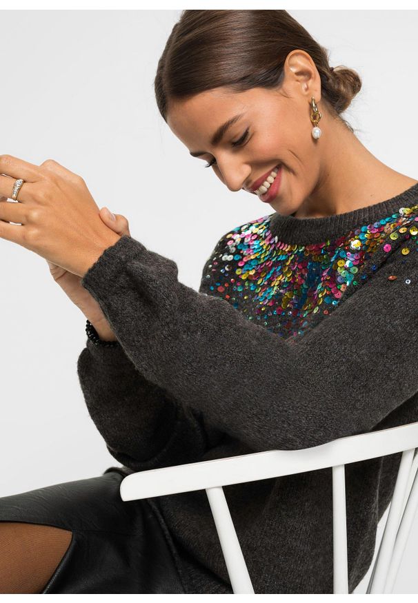 bonprix - Sweter z kolorowymi cekinami. Kolor: szary. Wzór: kolorowy. Styl: elegancki
