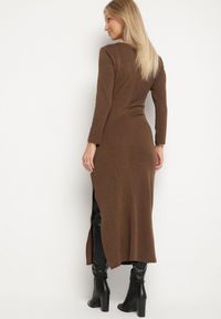 Born2be - Brązowa Dopasowana Sukienka z Wiskozą i Metaliczną Ozdobą Tivallea. Kolor: brązowy. Materiał: wiskoza. Wzór: aplikacja. Styl: klasyczny #3